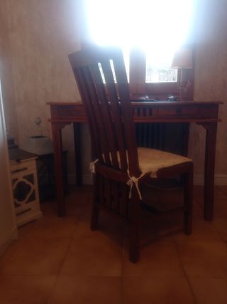 Scrivania coloniale e sedia in teak.