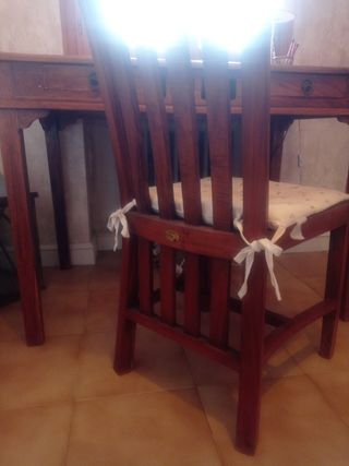 Scrivania coloniale e sedia in teak.