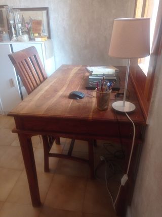 Scrivania coloniale e sedia in teak.