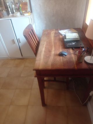 Scrivania coloniale e sedia in teak.