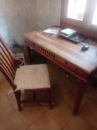 Scrivania coloniale e sedia in teak.