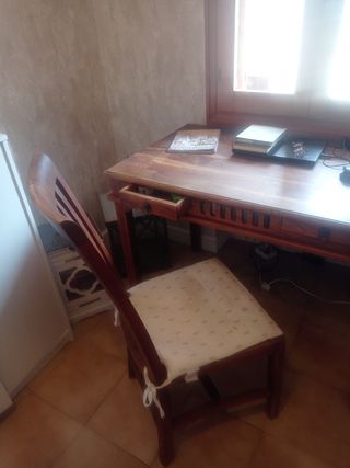 Scrivania coloniale e sedia in teak.