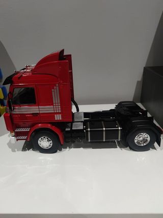 Camión Scania 1/18