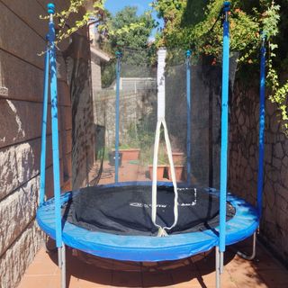 Cama elástica jardín azul