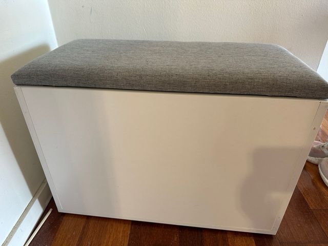 Zapatero con cojín gris y blanco