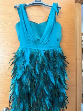 Vestido fiesta invitada azul con plumas