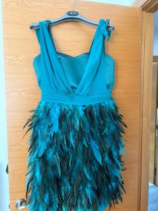 Vestido fiesta invitada azul con plumas