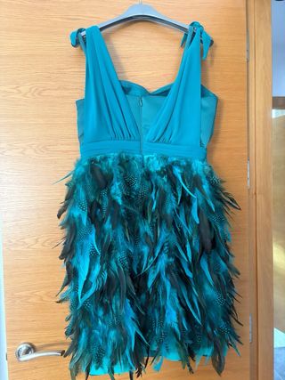 Vestido fiesta invitada azul con plumas