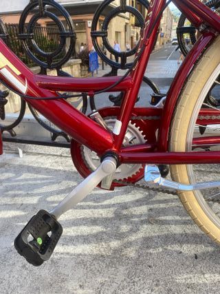 Bicicleta de paseo roja