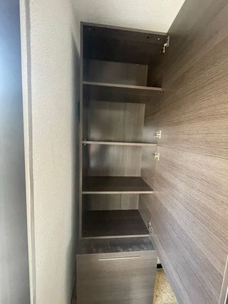 URGE -Mueble Columna Salón Madera Oscura y Cristal