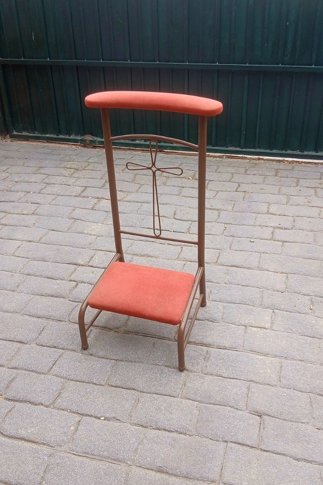 Reclinatorio antiguo con cruz