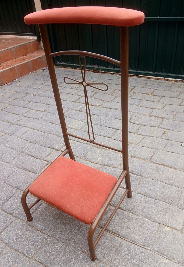 Reclinatorio antiguo con cruz