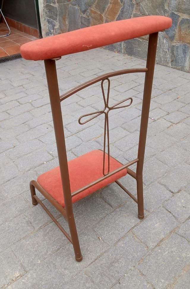 Reclinatorio antiguo con cruz