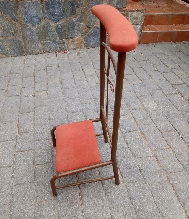 Reclinatorio antiguo con cruz