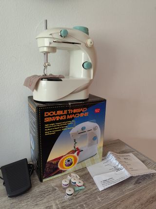 Macchina da cucire portatile a doppio filo