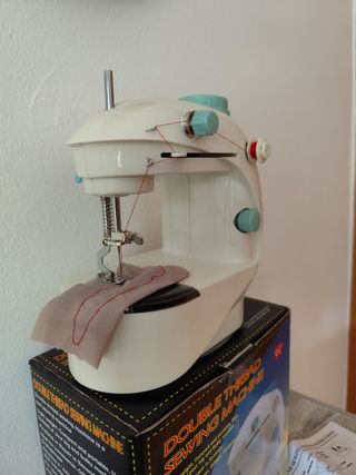 Macchina da cucire portatile a doppio filo