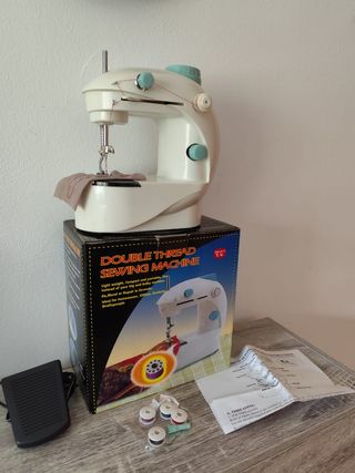 Macchina da cucire portatile a doppio filo