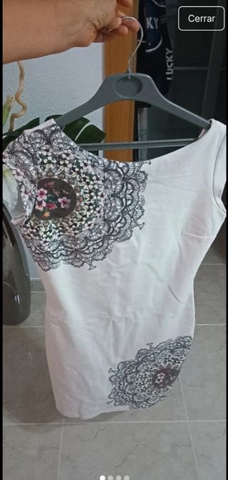 Vestido blanco con estampado desigual