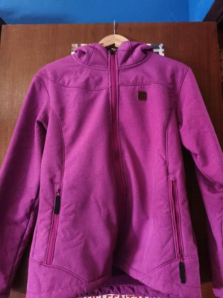 Chaqueta Ternua rosa con capucha