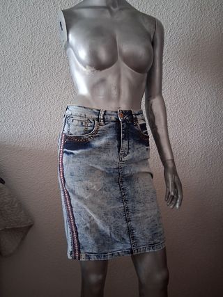 Falda vaquera con detalles brillantes y bordados