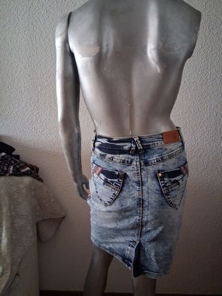 Falda vaquera con detalles brillantes y bordados