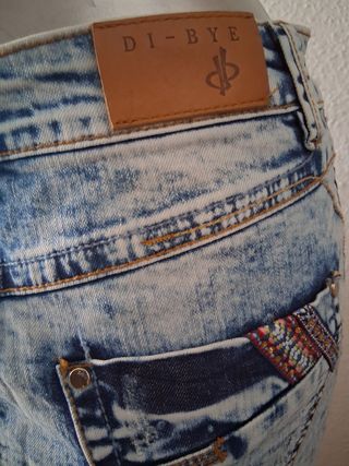 Falda vaquera con detalles brillantes y bordados