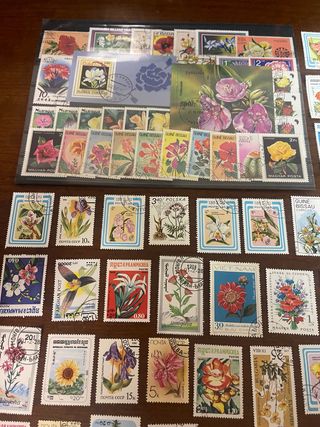 Conjunto de mais de 100 selos de flores