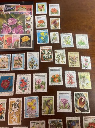 Conjunto de mais de 100 selos de flores