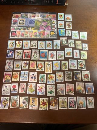 Conjunto de mais de 100 selos de flores