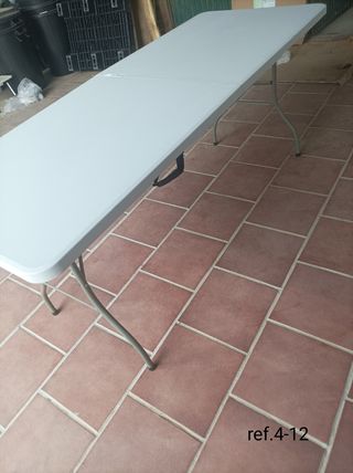 Mesa plegable gris y blanca