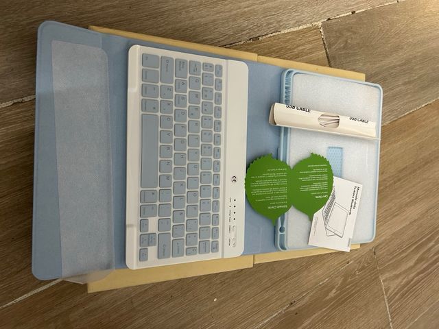 Custodia con tastiera IVEOPEE per iPad Air 11 M2 2024M3 (2025)