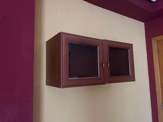 Armario pequeño de madera y cristal