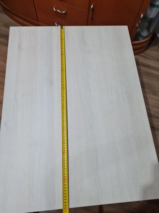 Escritorio de madera color beige y marrón