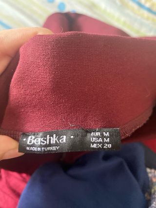 Falda vaquera y falda burdeos