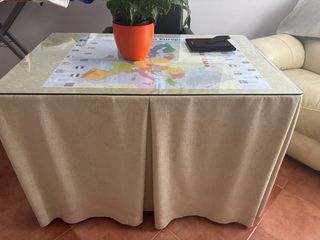Mesa camilla de madera con cristal y paño.