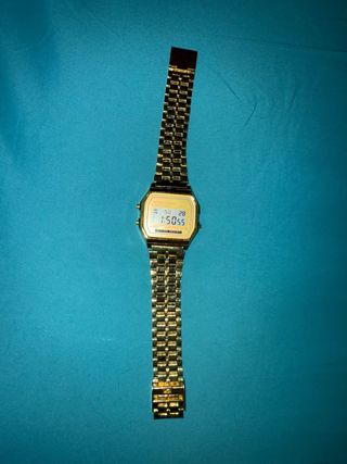 Reloj de pulsera dorado