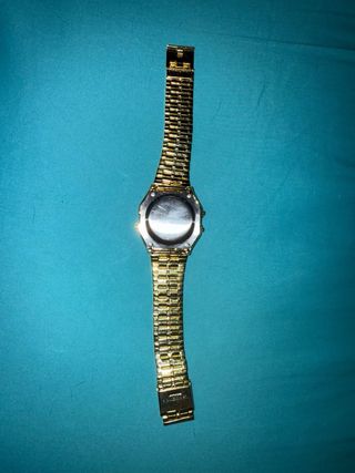 Reloj de pulsera dorado