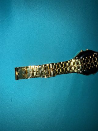 Reloj de pulsera dorado