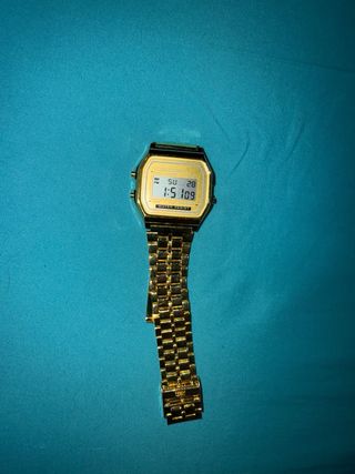 Reloj de pulsera dorado