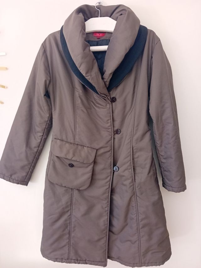 Abrigo marrón con cuello alto