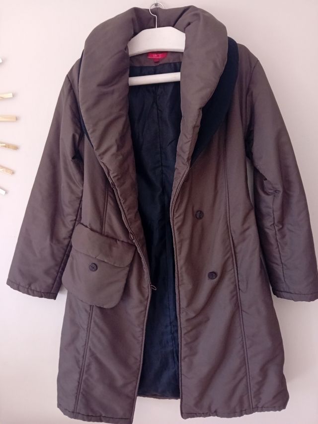 Abrigo marrón con cuello alto