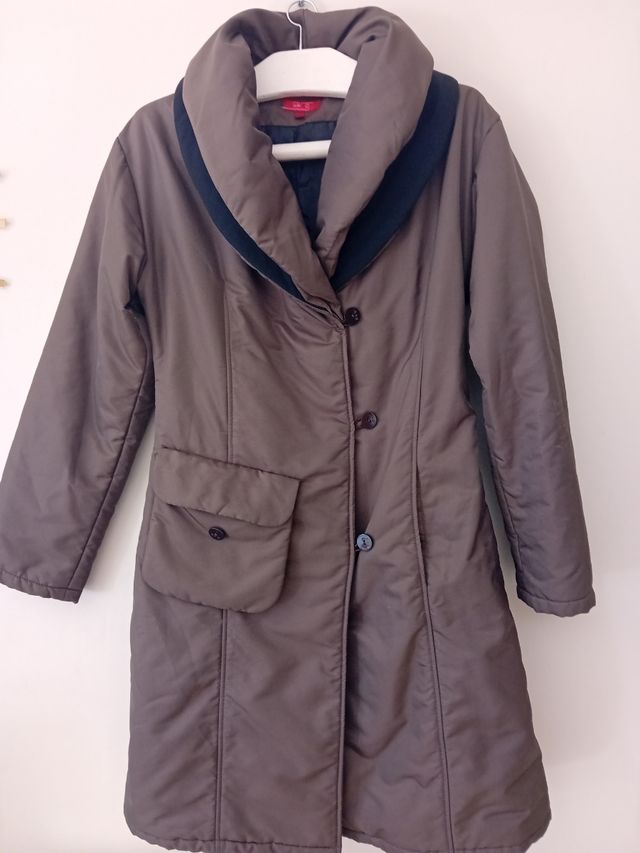 Abrigo marrón con cuello alto