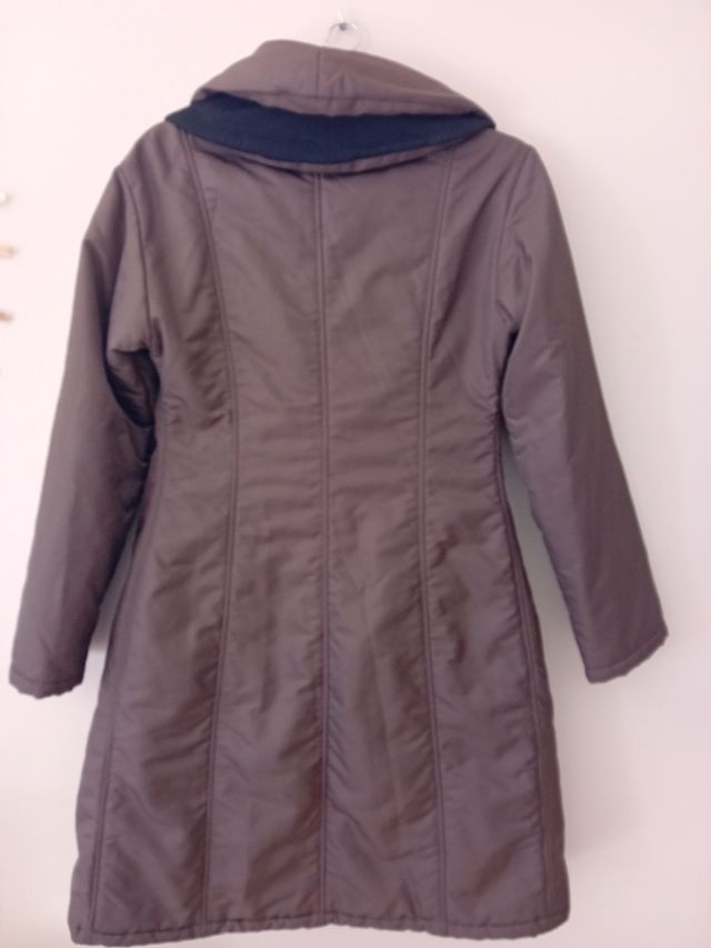 Abrigo marrón con cuello alto