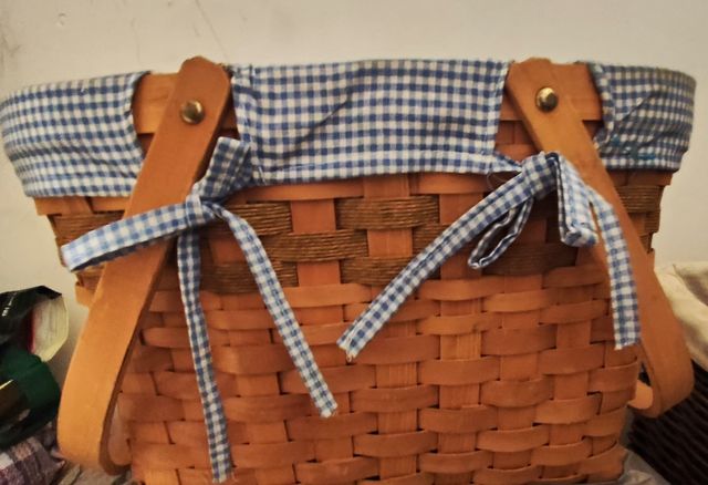 Cesta de mimbre con forro de tela vichi