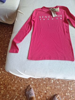 Camiseta Benetton rosa con corazones