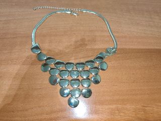 Collar dorado con diseño de escamas