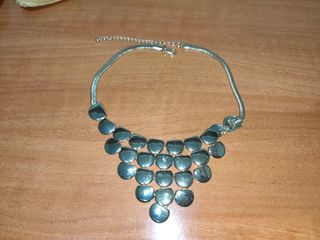 Collar dorado con diseño de escamas
