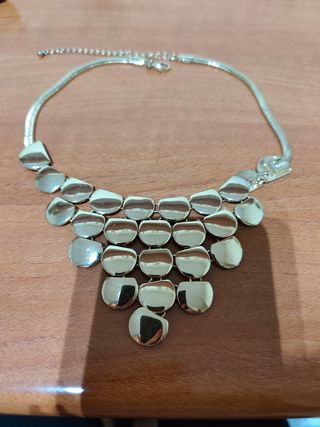 Collar dorado con diseño de escamas