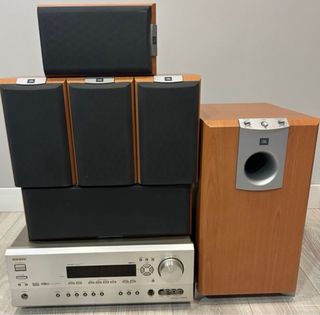 Home cinema JBL y amplificador Onkyo