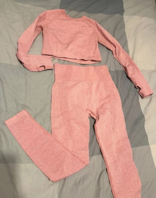 Conjunto deportivo rosa